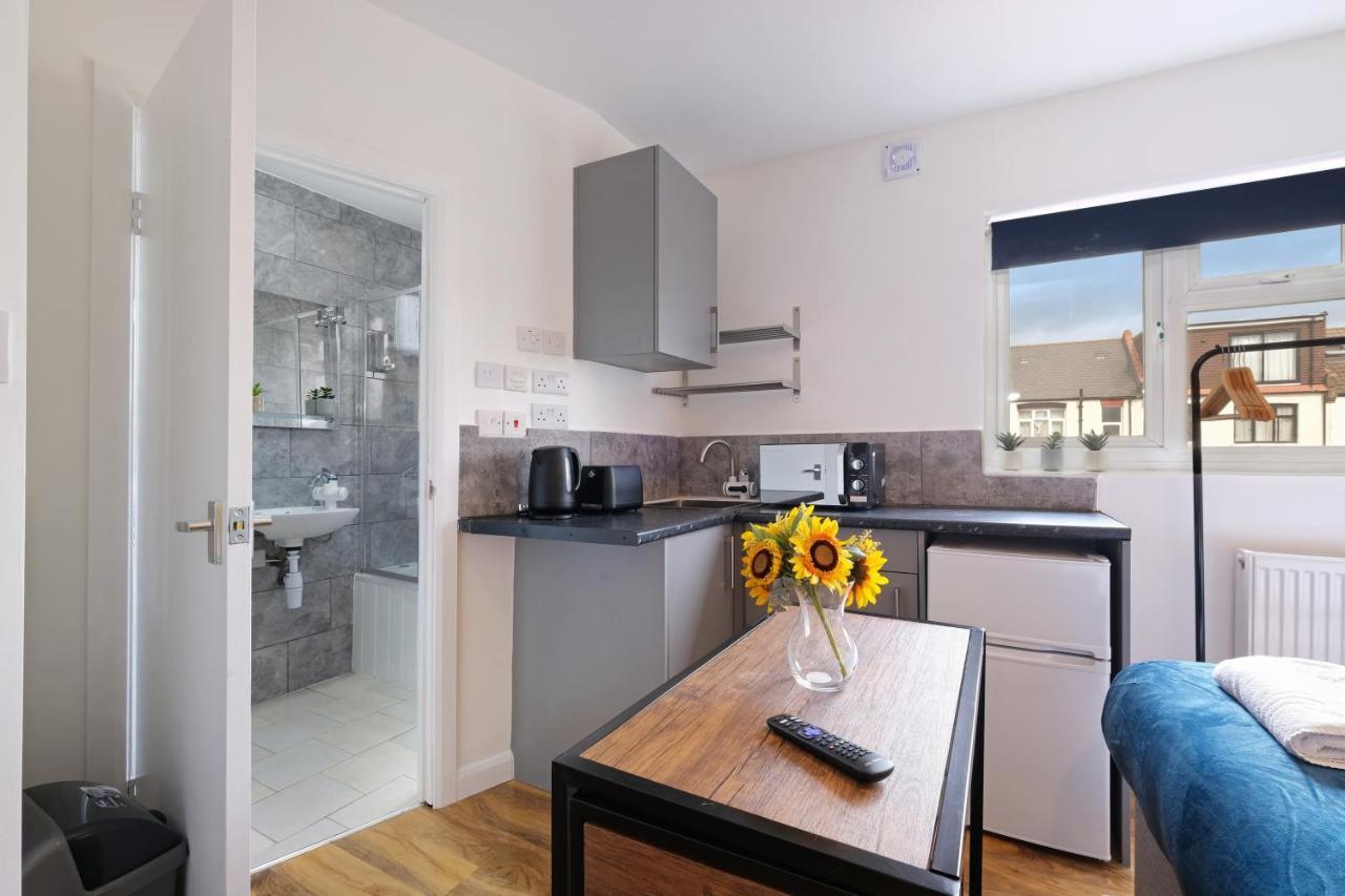 Fernbank Studios Sudbury Hill Harrow Self-Contained Studios With En-Suite Wembley Exterior photo