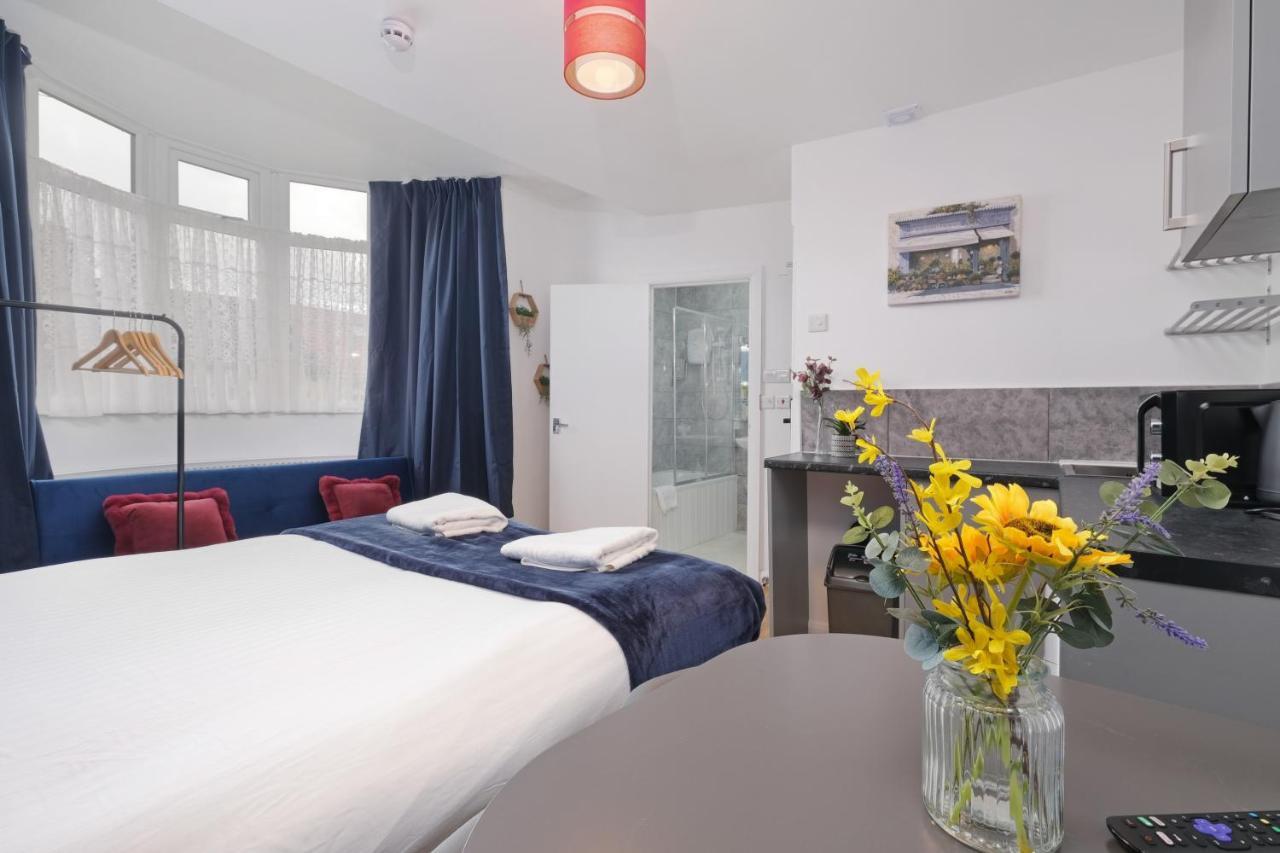 Fernbank Studios Sudbury Hill Harrow Self-Contained Studios With En-Suite Wembley Exterior photo